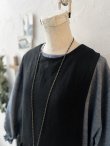 画像4: kosatofuku／ひとつボタンのエプロンギャザーワンピース・黒 (4)