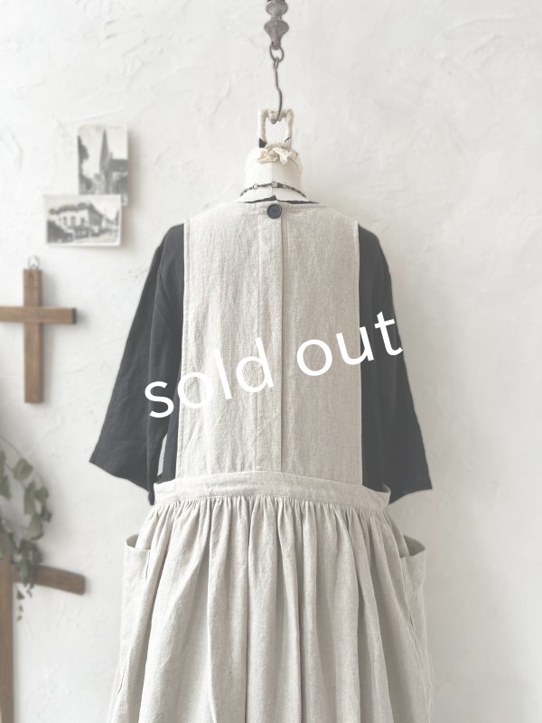 画像12: kosatofuku/ひとつボタンのエプロンギャザーワンピース・生成り (12)