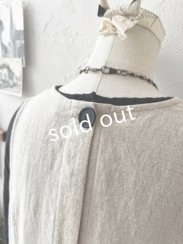 画像13: kosatofuku/ひとつボタンのエプロンギャザーワンピース・生成り (13)