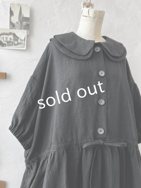 画像4: kosatofuku/二枚衿のリネンギャザーワンピース・黒 (4)