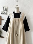 画像4: kosatofuku／レースフリルショルダーのサロペットワンピース・生成り (4)
