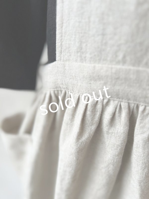 画像6: kosatofuku/ひとつボタンのエプロンギャザーワンピース・生成り (6)