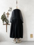 画像6: kosatofuku／ひとつボタンのエプロンギャザーワンピース・黒 (6)