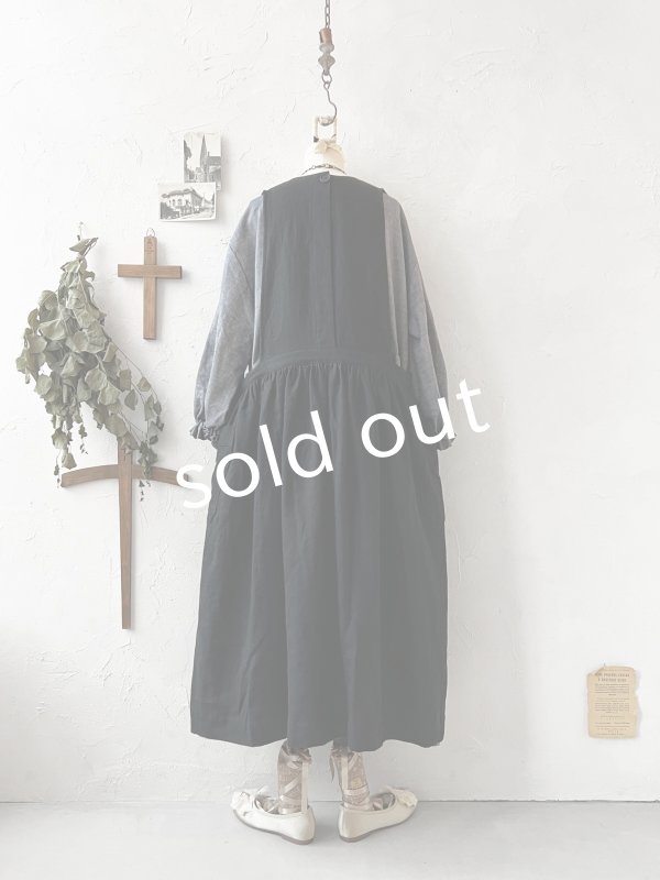 画像6: kosatofuku／ひとつボタンのエプロンギャザーワンピース・黒 (6)