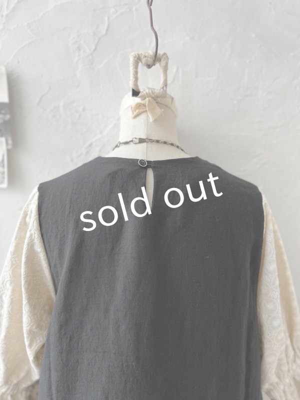 画像13: kosatofuku/フリルケープ付のリネンローギャザーワンピース・黒 (13)