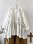 画像2: je suis comme je suis/「佇む」ギャザーブラウス・オフ (2)