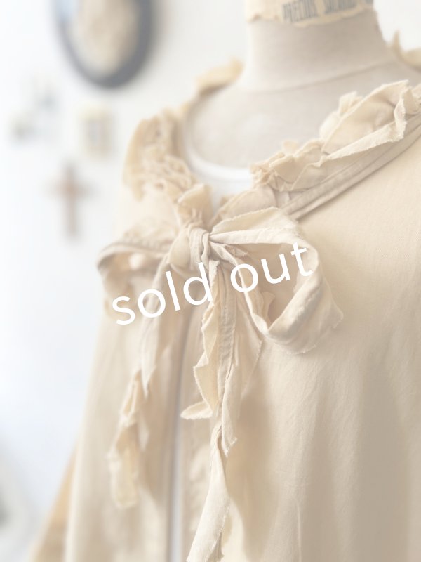 画像2: SO／カーブフリルブラウス・アプリコットベージュ (2)