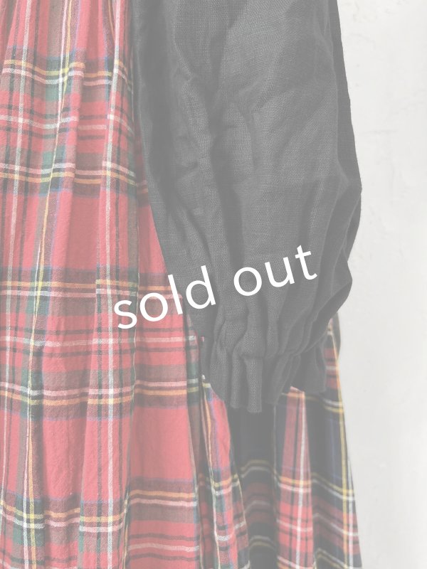 画像2: Avenue／赤チェック切り替えギャザーワンピース・黒 (2)