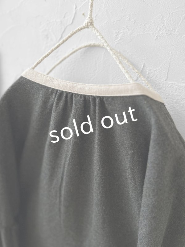 画像7: ubasoku/バイカラー起毛パフ袖ブラウス・チャコール (7)