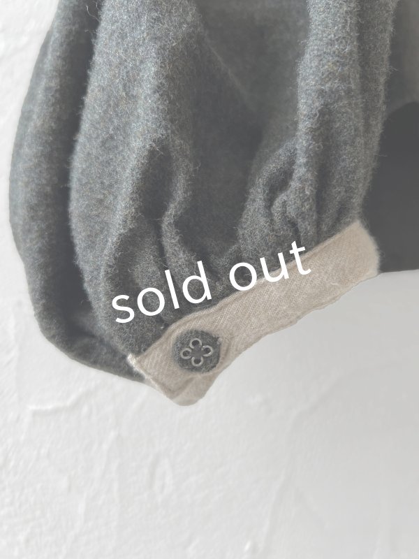 画像4: ubasoku/バイカラー起毛パフ袖ブラウス・チャコール (4)