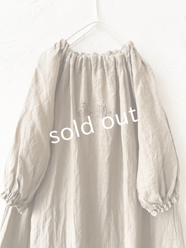 画像2: mifumi／コラボ刺繍yuiワンピース・アンティークベージュ (2)