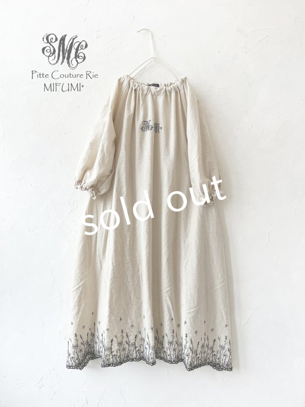 mifumi／コラボ刺繍yuiワンピース・ロンド刺繍黒 - MARCHE' DE SOEUR