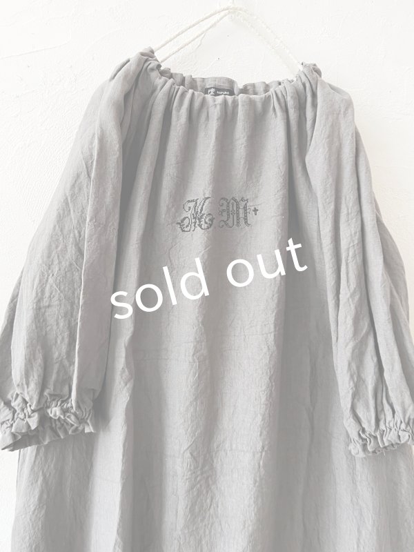 画像2: mifumi／コラボ刺繍yuiワンピース・濃灰 (2)