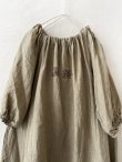 画像2: mifumi／コラボ刺繍yuiワンピース・カーキ (2)