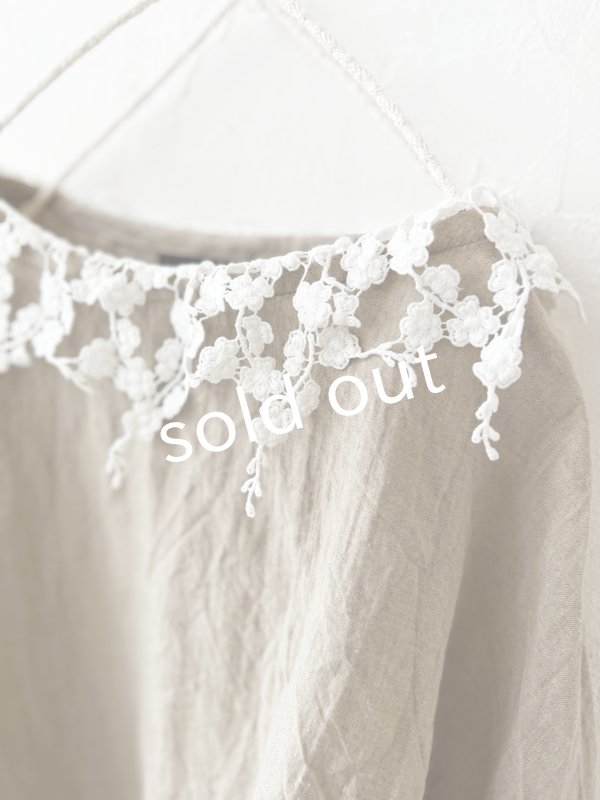 画像2: mifumi／お花たちのブラウス・アンティークベージュ (2)