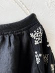 画像3: ubasoku/0200 刺繍の裾りぼんプルオーバー・黒 (3)