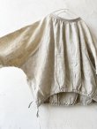 画像2: ubasoku/0200 刺繍の裾りぼんプルオーバー・ナチュラル (2)