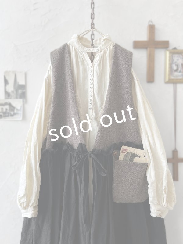 画像2: MARCHE' DE SOEUR／ウールツイードのベストワンピース・モカ×黒 (2)