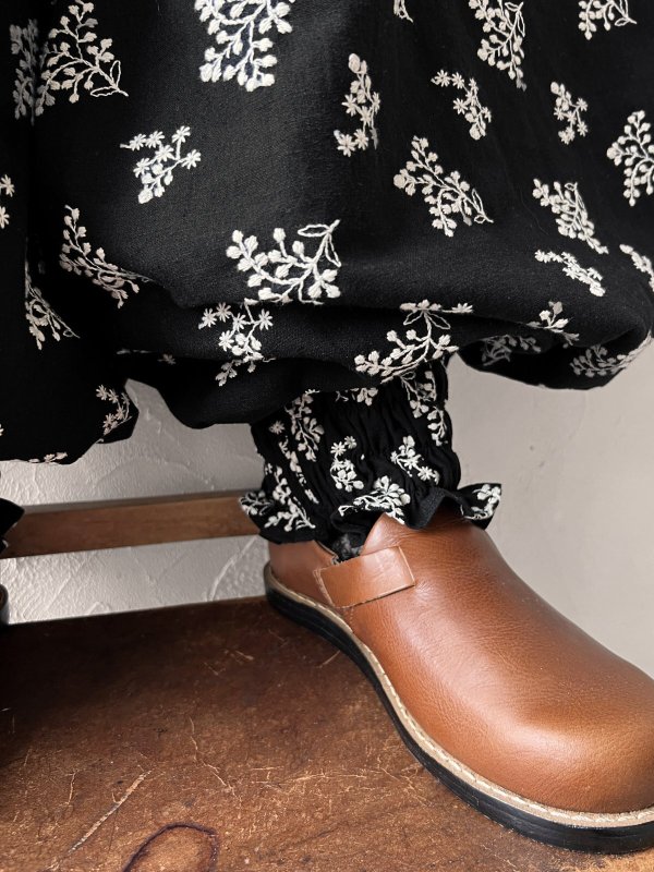 画像3: MARCHE' DE SOEUR／ピエロパンツ・黒ブーケ刺繍 (3)