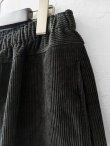 画像3: seasew.／509 コーデュロイ裾ダーツパンツ・チャコール (3)