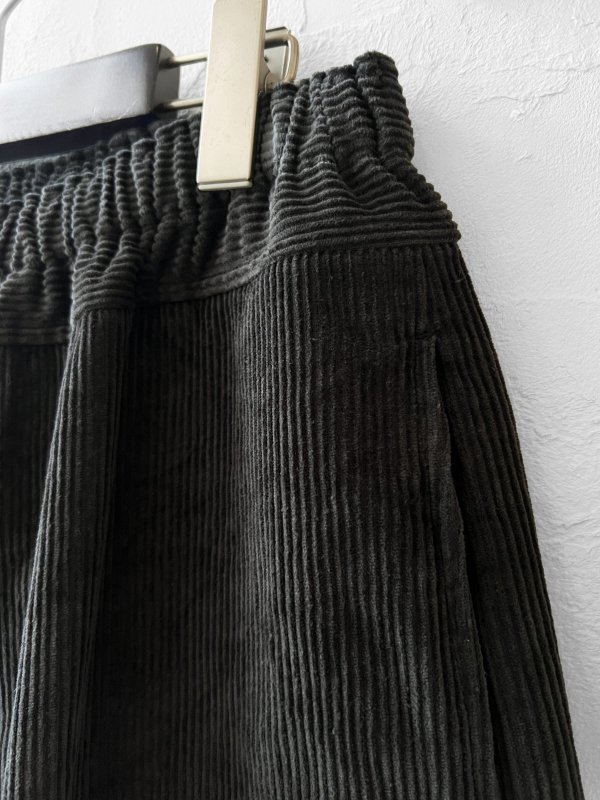 画像3: seasew.／509 コーデュロイ裾ダーツパンツ・チャコール (3)