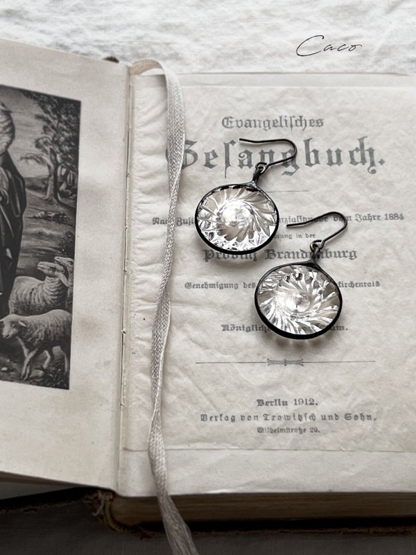 画像1: caco grass works／ヴィンテージガラスボタンのピアス (1)