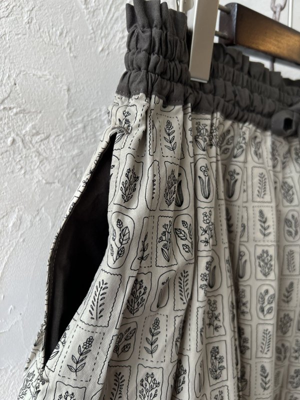 画像4: le ciel／ボタニカルプリントスカート・チャコールグレー (4)