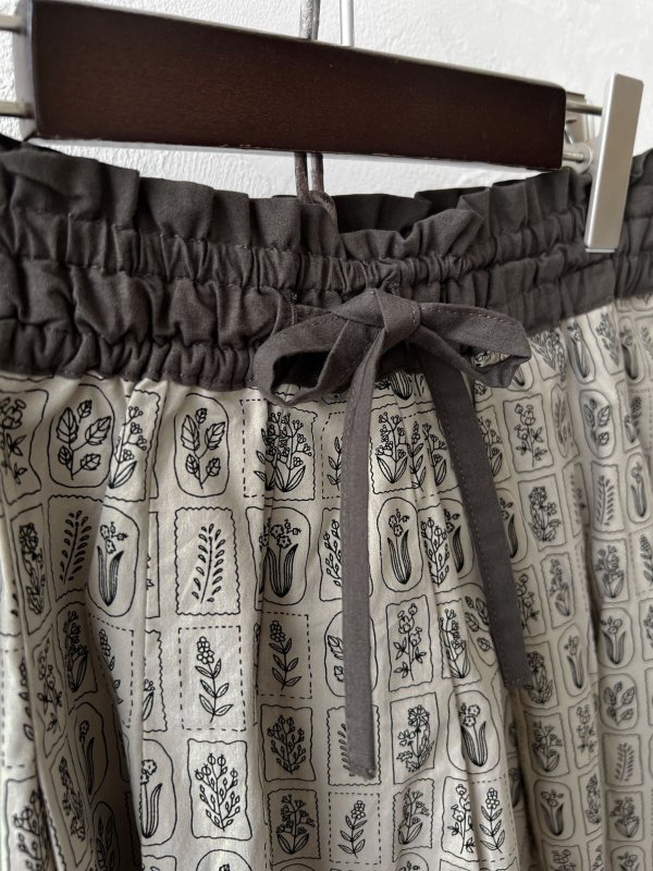 画像3: le ciel／ボタニカルプリントスカート・チャコールグレー (3)