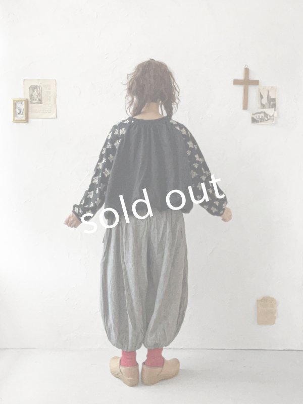 画像10: ubasoku/0200 刺繍の裾りぼんプルオーバー・黒 (10)