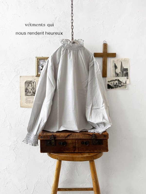 画像1: nous rendent heureux／シャーリング襟ブラウス・ライトグレー (1)