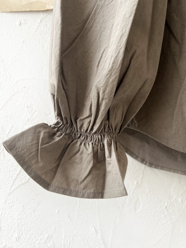 画像5: nous rendent heureux／シャーリングパフ袖ブラウス・グレージュ (5)