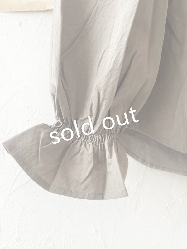 画像5: nous rendent heureux／シャーリングパフ袖ブラウス・グレージュ (5)