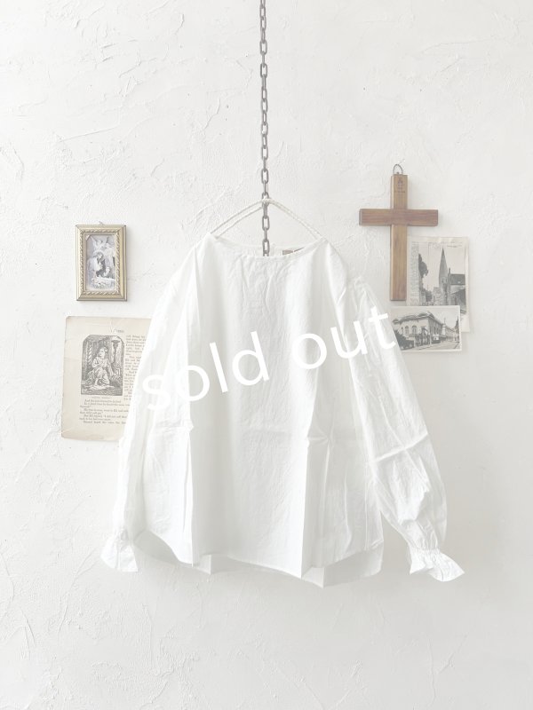 画像11: nous rendent heureux／シャーリングパフ袖ブラウス・グレージュ (11)