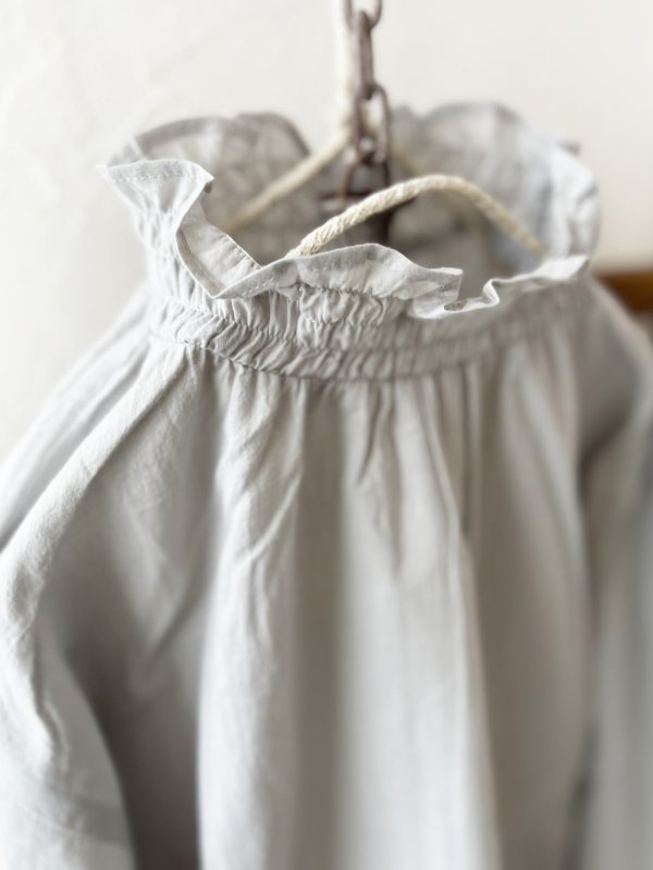 画像3: nous rendent heureux／シャーリング襟ブラウス・ライトグレー (3)