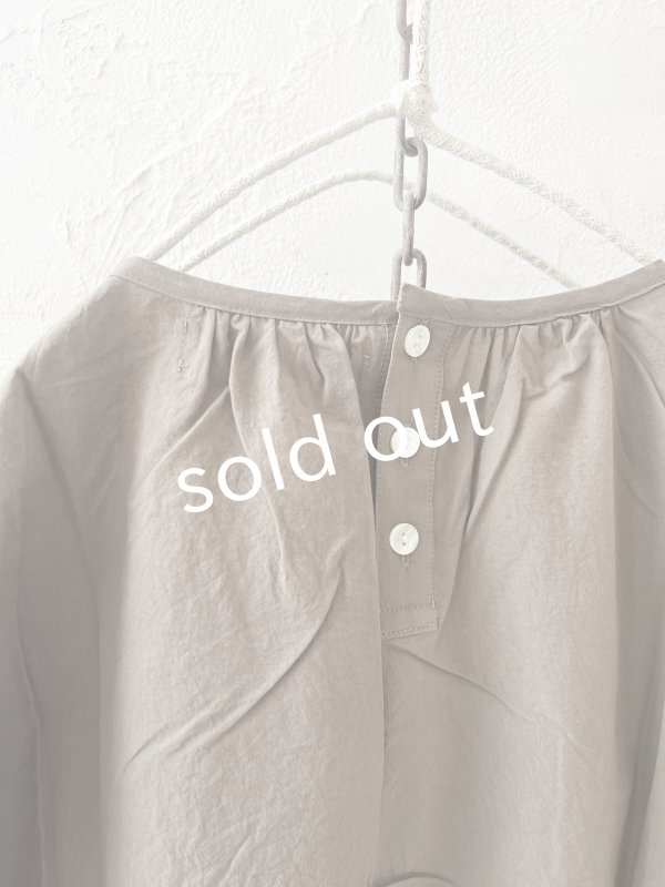 画像7: nous rendent heureux／シャーリングパフ袖ブラウス・グレージュ (7)