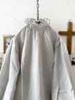 画像2: nous rendent heureux／シャーリング襟ブラウス・ライトグレー (2)