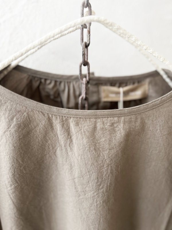 画像4: nous rendent heureux／シャーリングパフ袖ブラウス・グレージュ (4)