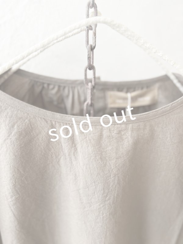 画像4: nous rendent heureux／シャーリングパフ袖ブラウス・グレージュ (4)