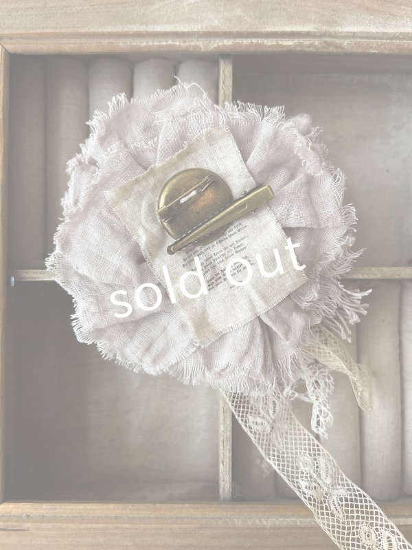 画像3: pollenbienco／アンティークレースとプリザーブドフラワーのコサージュ・E (3)