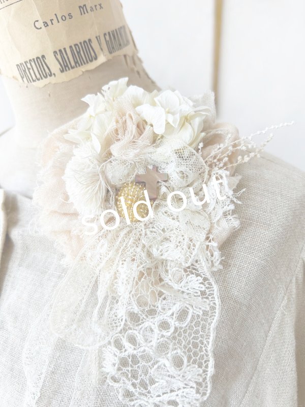 画像5: pollenbienco／アンティークレースとプリザーブドフラワーのコサージュ・C (5)