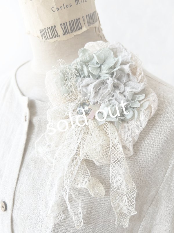 画像4: pollenbienco／アンティークレースとプリザーブドフラワーのコサージュ・A (4)