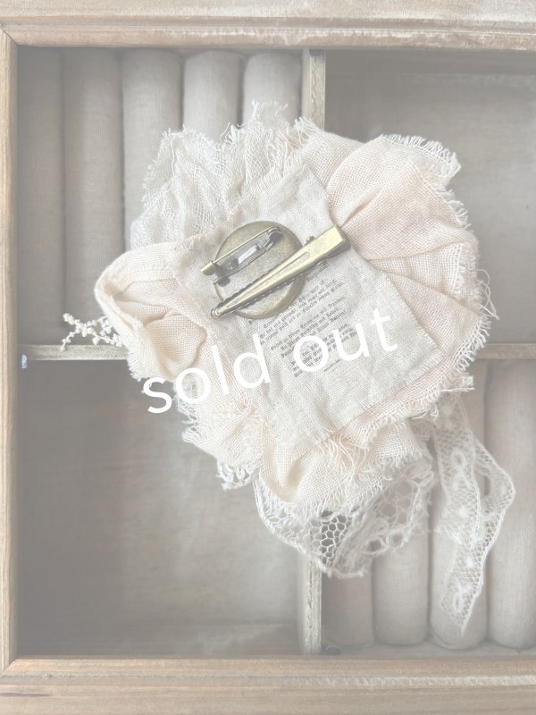 画像3: pollenbienco／アンティークレースとプリザーブドフラワーのコサージュ・C (3)