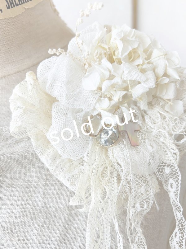 画像6: pollenbienco／アンティークレースとプリザーブドフラワーのコサージュ・B (6)