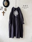画像1: shizuka's／アンティーク刺繍レースワンピース・チャコール (1)