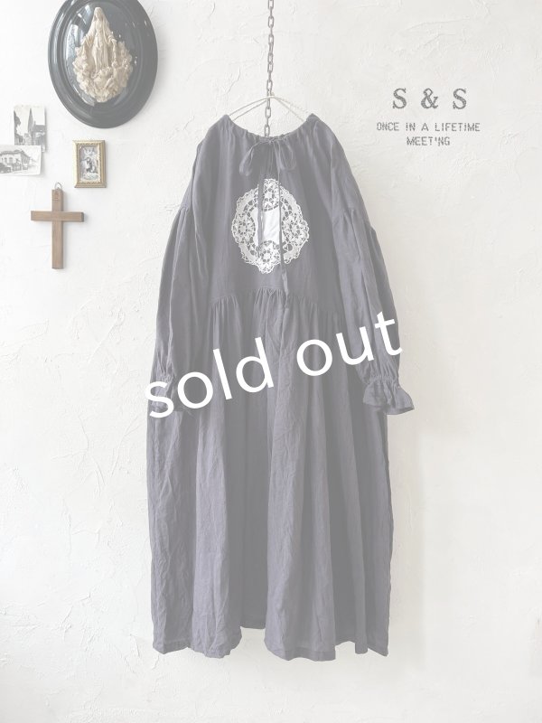 画像1: shizuka's／アンティーク刺繍レースワンピース・チャコール (1)