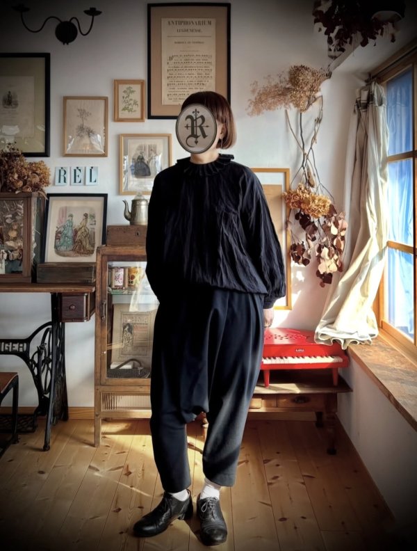 画像4: Reliure／Tucked ruffle collar blouse・black (4)