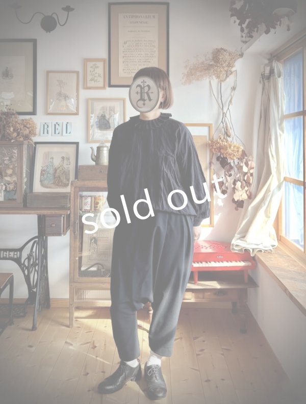 画像4: Reliure／Tucked ruffle collar blouse・black (4)