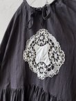 画像3: shizuka's／アンティーク刺繍レースワンピース・チャコール (3)