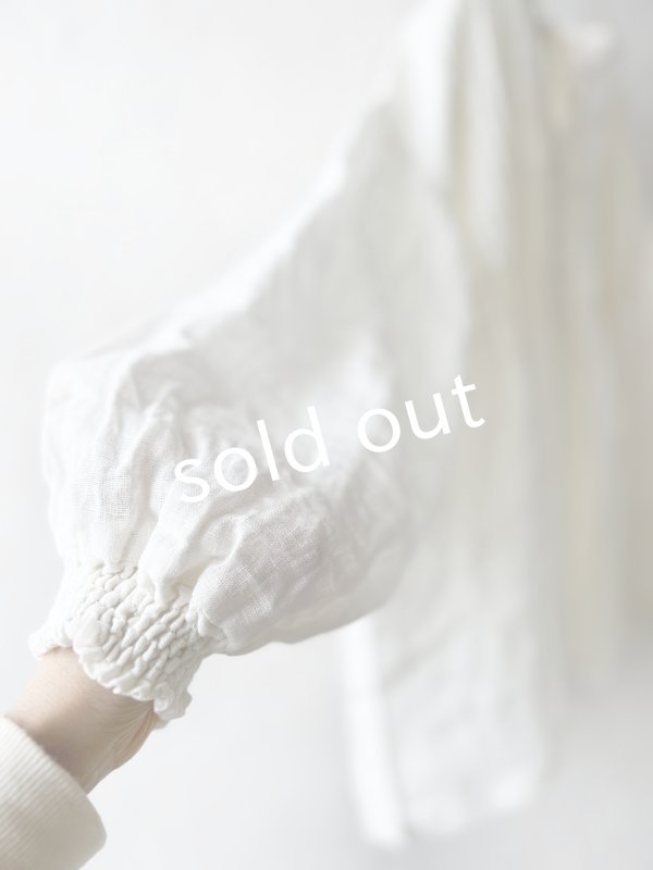 画像6: 08mab/シャーリング袖ピンタックブラウス・オフ (6)