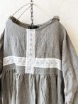 画像2: shizuka's／セーラー襟の刺繍レースワンピース・ペールグレー (2)